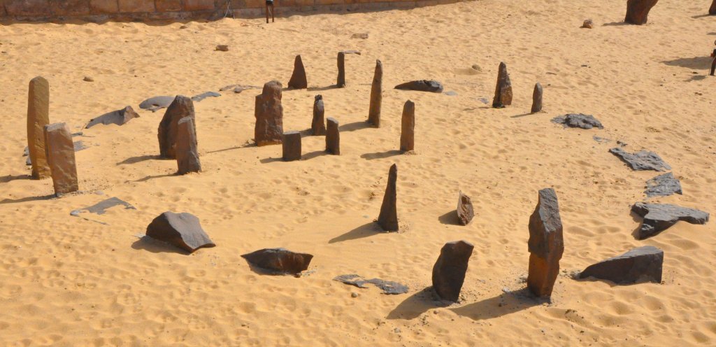 Le calendrier de Nabta Playa reconstituté au musée de la Nubie à Assouan, en Égypte