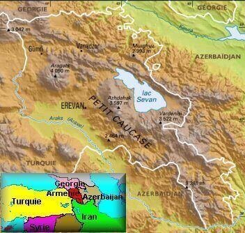 Carte de l'Arménie, au début des années 2000, et de sa situation dans le monde