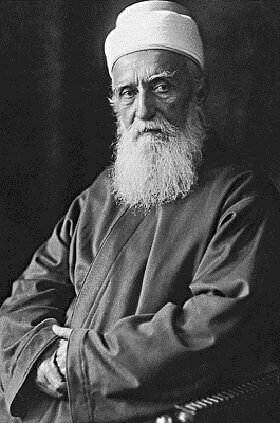 Abbas Efendi, connu sous le nom de Abdu'l-Baha (Serviteur de Baha, 1844-1921). Il fut l'interprète de la doctrine de Baha Allah et son propagateur en Europe et aux États-Unis. Son le petit-fils, Shoghi Efendi (mort en 1957) prit ensuite la relève.