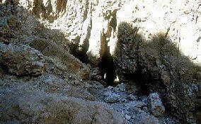 L'entrée de la grotte 1 dans laquelle furent découverts les premiers manuscrits.