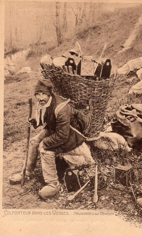 Colporteur et sa hotte au contenu hétéroclite, dans les Vosges, carte postale, 1925