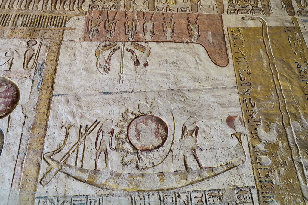 Première heure du Livre des Portes. C'est le début du long voyage du dieu Soleil dans sa barque durant les douze heures de la nuit (Tombe de Ramsès VII).