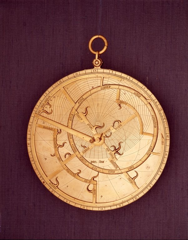 Astrolabe français du XVe siècle, 16 cm de diamètre, conservé au Musée astronomique Adler de Chicago