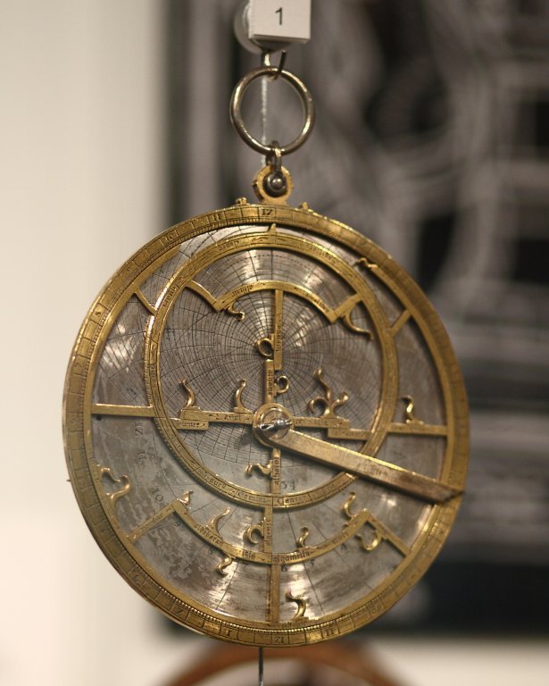 Autre astrolabe daté de 1400, également attribué aux ateliers de Jean Fusoris, vers 1400. Galerie Putnam du Harvard Science Center.