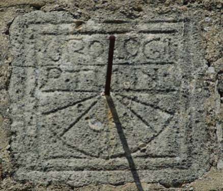 Cadran canonial gravé sur un mur sud de l'église de Notre-Dame-de-Porporières à Mérindol-les-Oliviers dans la Drôme. Il est pompeusement qualifié d'horloge par l'inscription qui le surmonte : OROLOGII et date du XII ème ou XIII ème siècle.