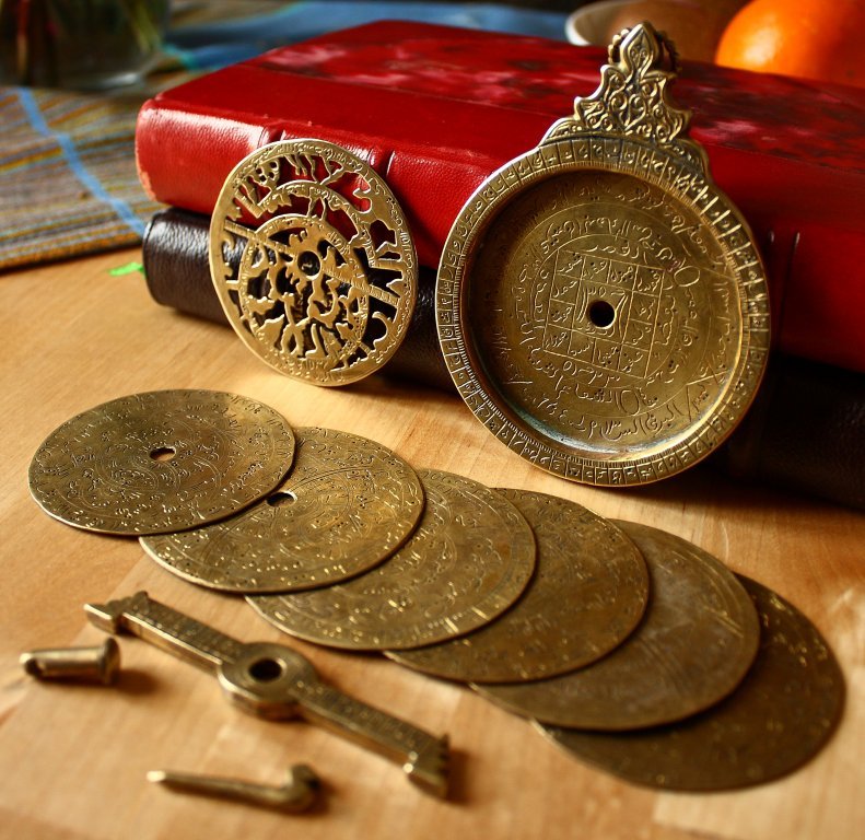 Astrolabe désassemblé, celui-ci est daté du XVIIIe siècle, origine Afrique du Nord