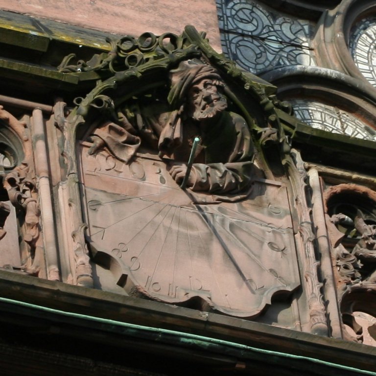 Cadran à style polaire de la cathédrale de Strasbourg. L'avant-bras gauche du personnage reposant sur le dessus de la table du cadran tient (tenait) le style dans sa main