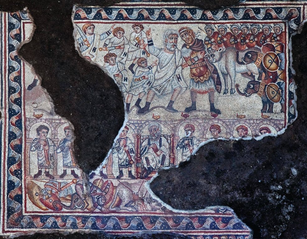 Détail d'une mosaïque à Huqoq, Galilée.<br/> On y voit l'élite juive face à un commandant qui pourrait être Antiochos IV