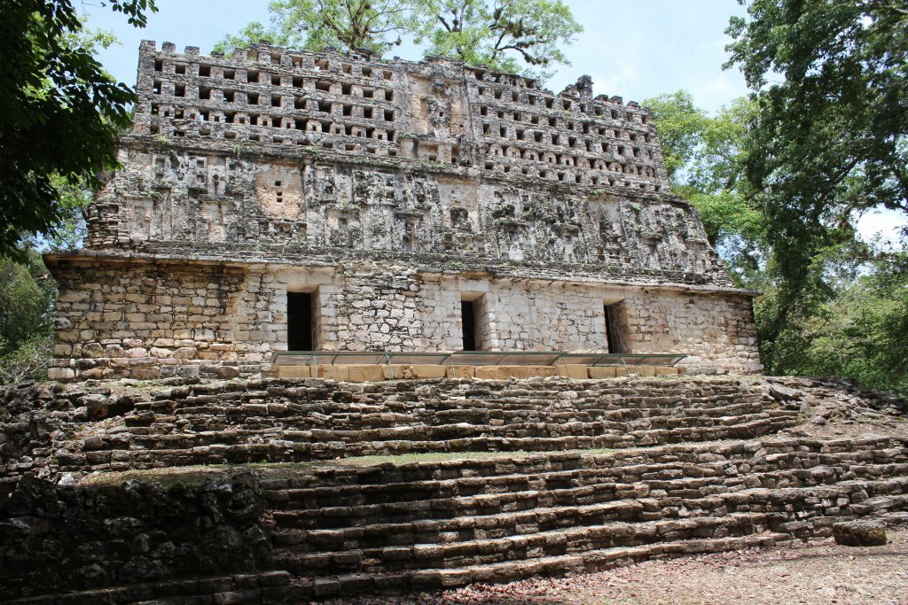 Vue extérieure du temple maya de l’Oiseau à Yaxchilan