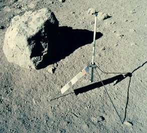 Gnomon utilisé sur la Lune