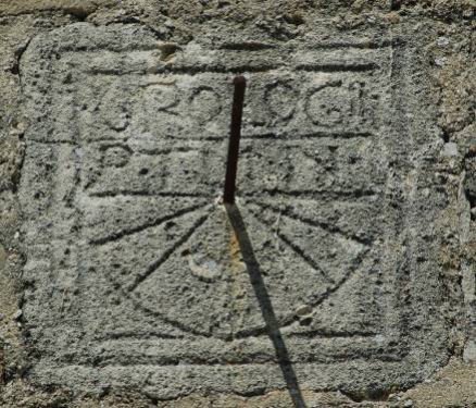 Cadran canonial gravé sur un mur sud de l'église de Notre-Dame-de-Porporières à Mérindol-les-Oliviers dans la Drôme