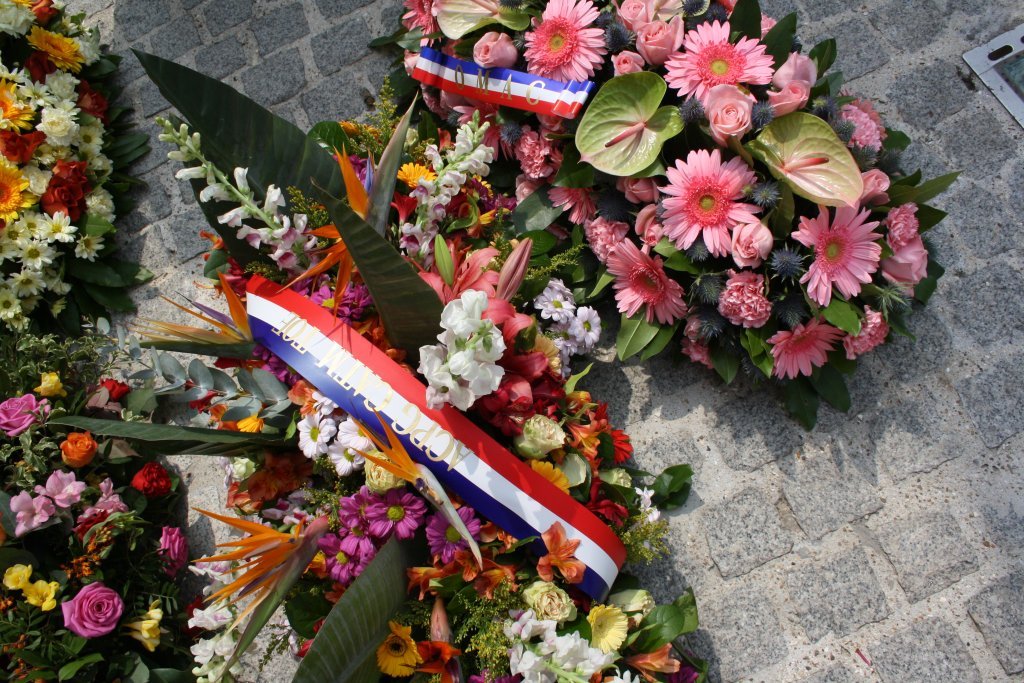 Gerbe de fleurs en mémoire aux soldats tombés pendant le guerre