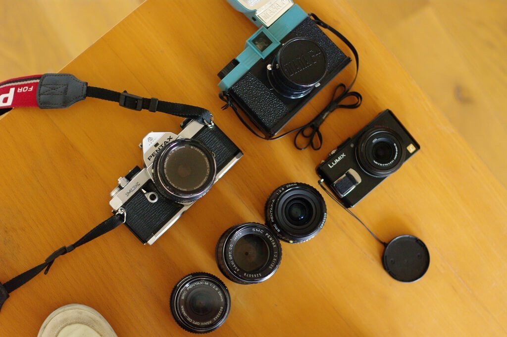 Une idée de cadeau : un appareil photo argentique, comme un Lomography Diana F+, un Pentax MX ou un Lomo Fisheye
