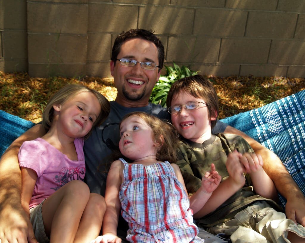 Un père heureux pour sa fête, en compagnie de ses 3 enfants dans un hamac !