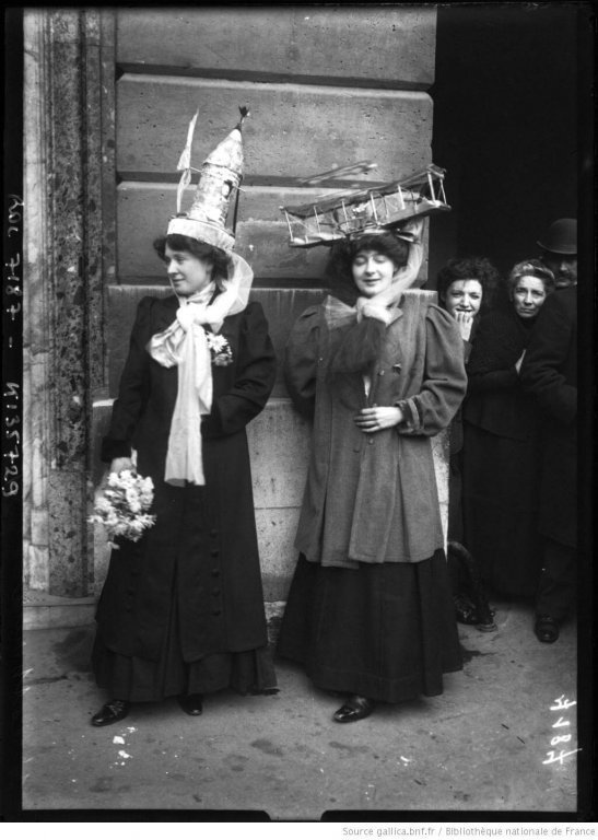 Deux Catherinettes aux chapeaux originaux, Paris, 1909