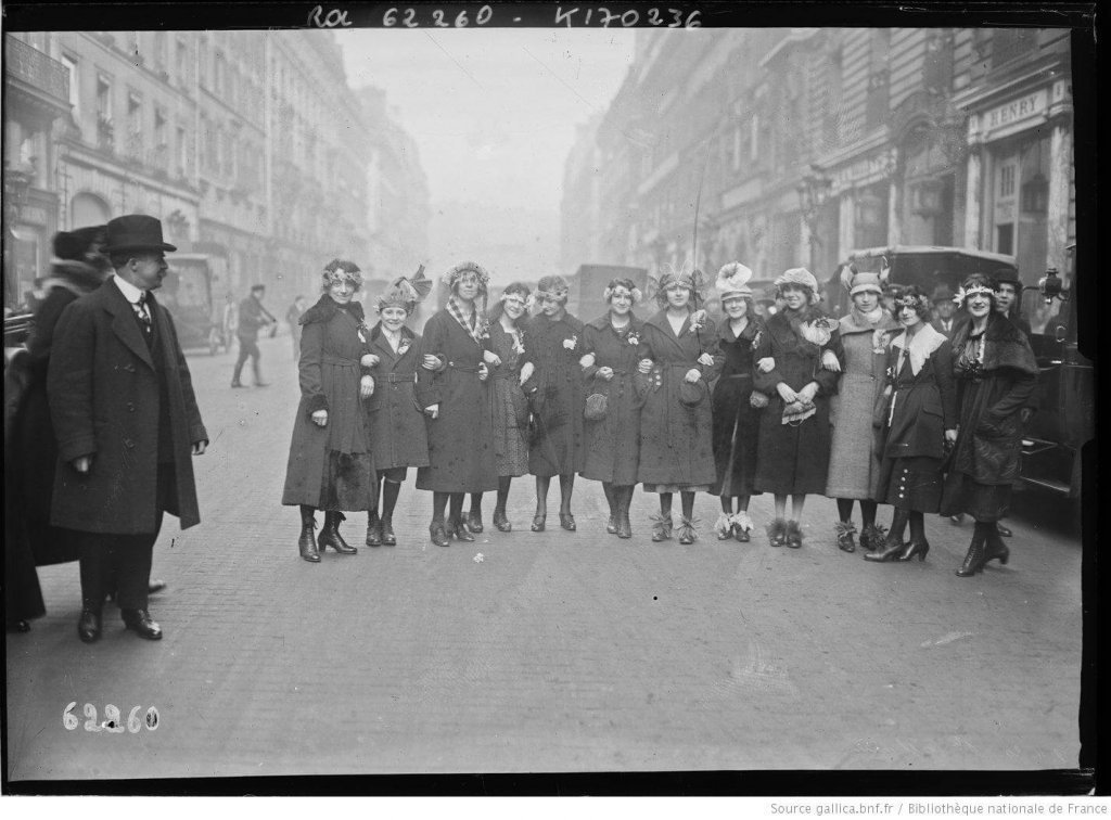 Troupe de catherinettes dans une rue de Paris, en 1909