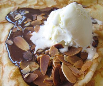 Crêpes au chocolat, amandes et chantilly : à la belle-Hélène