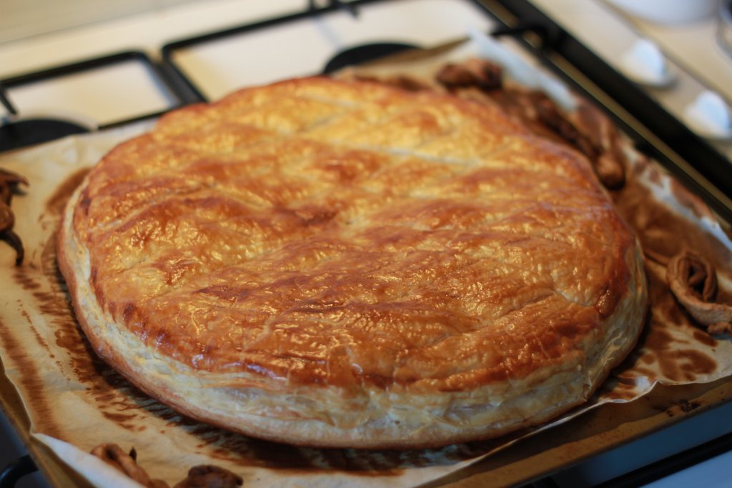 La galette des Rois à la frangipane toute juste sortie du four