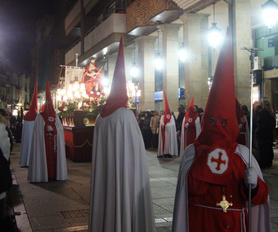 Procession des frères de la confrérie du Cristo de la Misericordia à Palencia (Espagne)