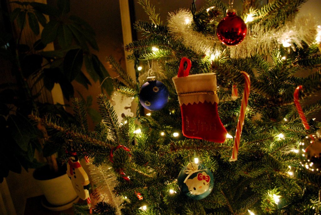 Sapin de Noël décoré avec boules et guirlandes