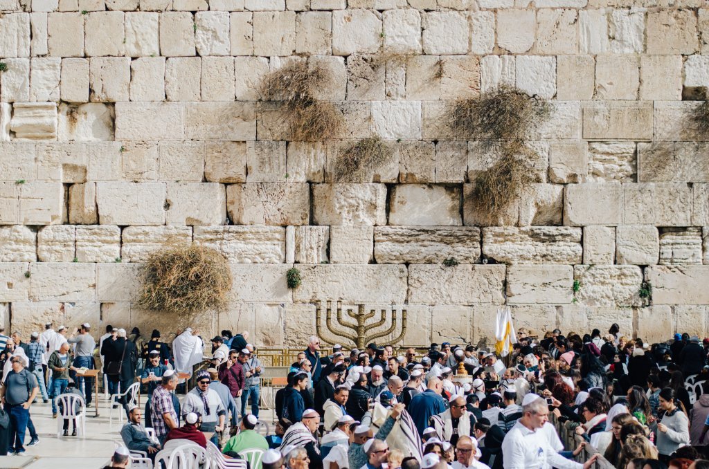 Hanukkiah géante à Jérusalem, devant le Mur des Lamentations ou Kotel