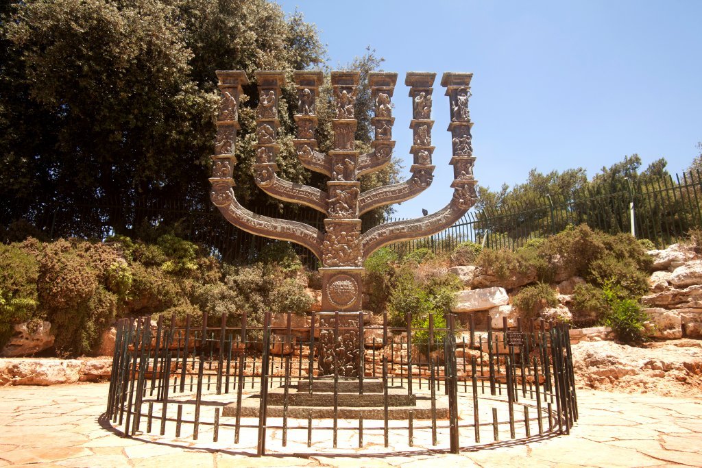 La Menorah géante placée devant la Knesset