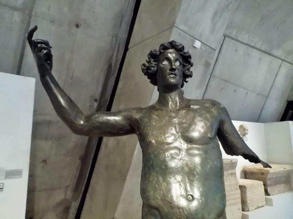 Statue de mars découverte en même temps que le calendrier. Le calendrier et la statue sont visibles au musée gallo-romain de Lyon. Une reproduction du calendrier et une copie de la statue sont visibles à la mairie de Coligny.