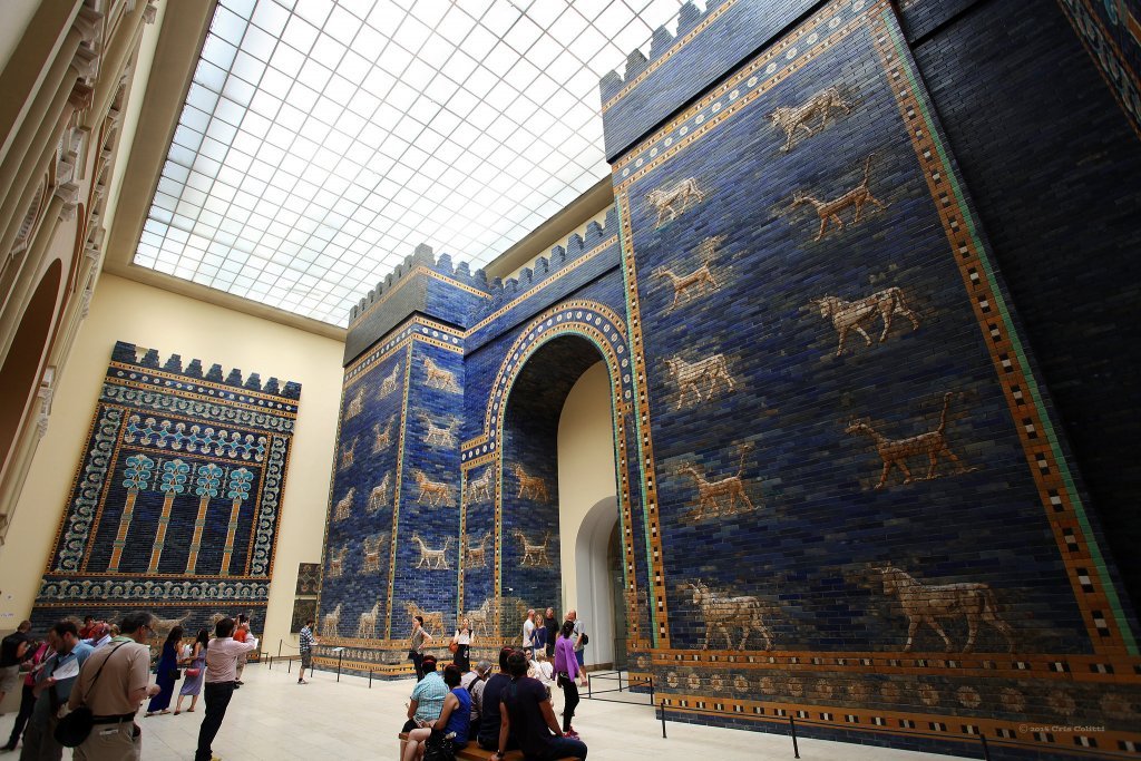 Alexandre le Grand pénètre à Babylone en 331 av. J.-C. par la porte d'Ishtar dont on peut voir une reconstitution ci-dessus au musée Pergamon de Berlin.