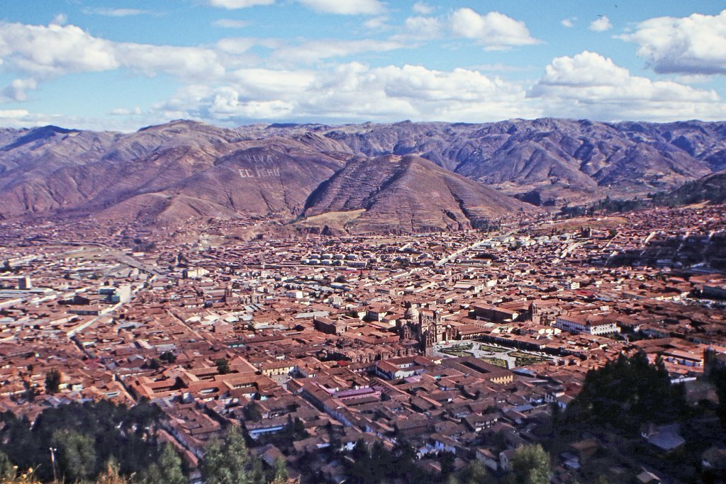 Cuzco est située dans une vallée entourée de collines et montagnes, ce qui ne manquera pas d'avoir son importance dans la structure du calendrier.