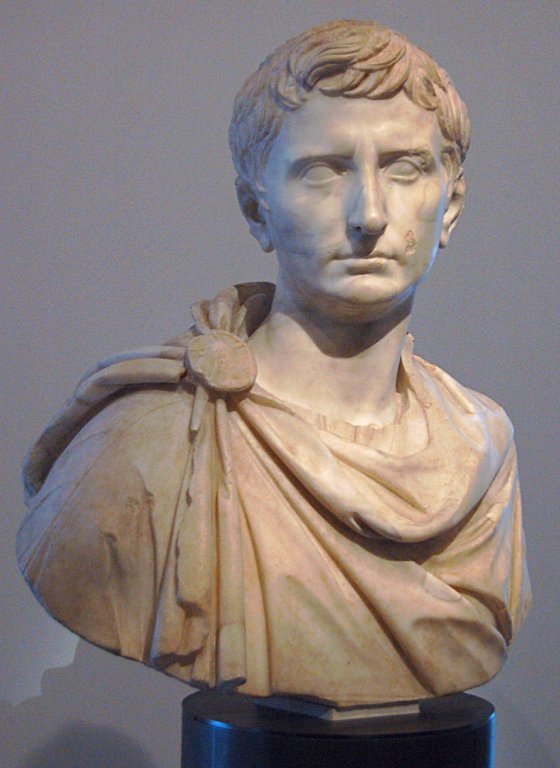 Buste d'Octavien en marbre, contemporain du souverain, conservé au musée Capitolin à Rome.