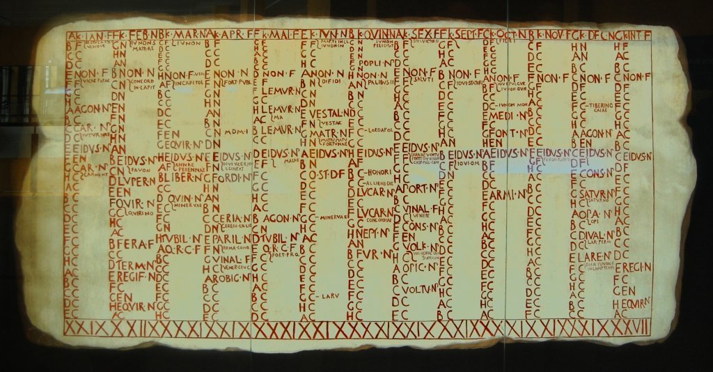 Calendrier d'Anzio (Fasti Antiates) reconstitué, exposé au Museo del Teatro de Caesaraugusta (Zaragoza, Espagne). Ce calendrier est daté entre 84 et 55 av. J.-C. <br />
Les fragments originaux sont conservés au Musée des Thermes de Dioclétien, à Rome.