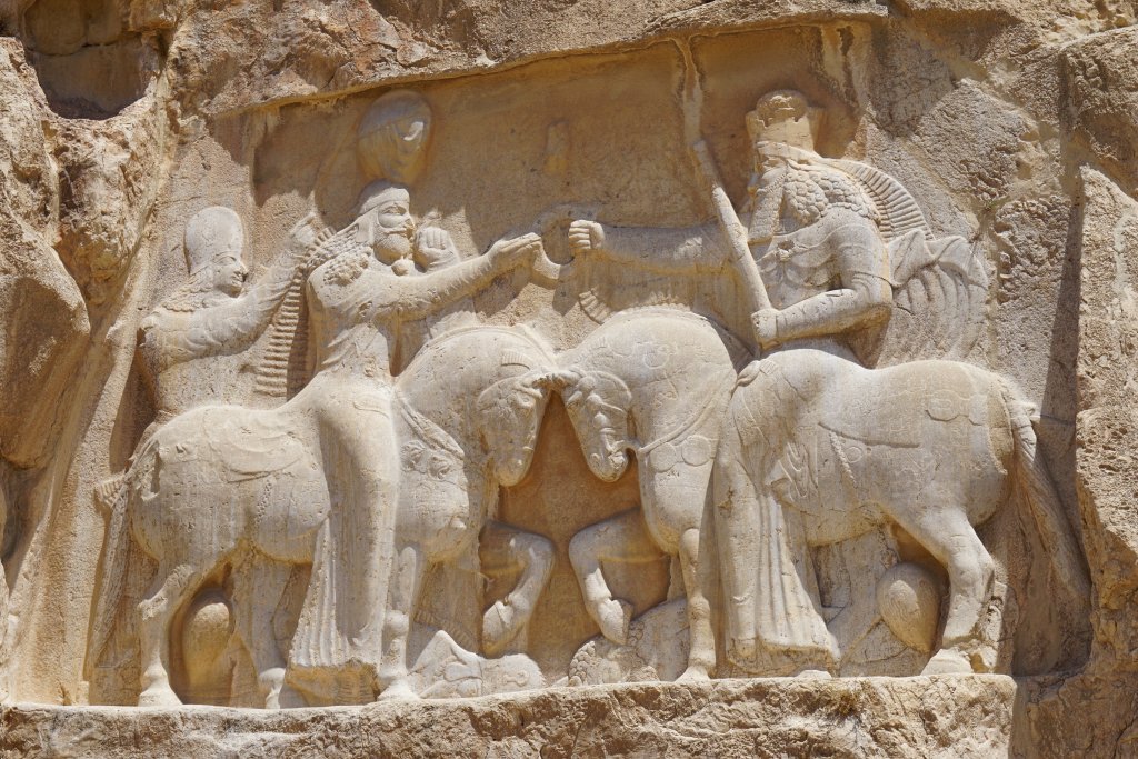 Sur ce bas-relief, Ardeshir Ier reçoit le symbole de la royauté des divines mains d'Ahura Mazda