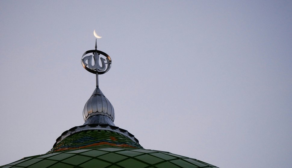 Croissant de lune au dessus de la mosquée de Quba