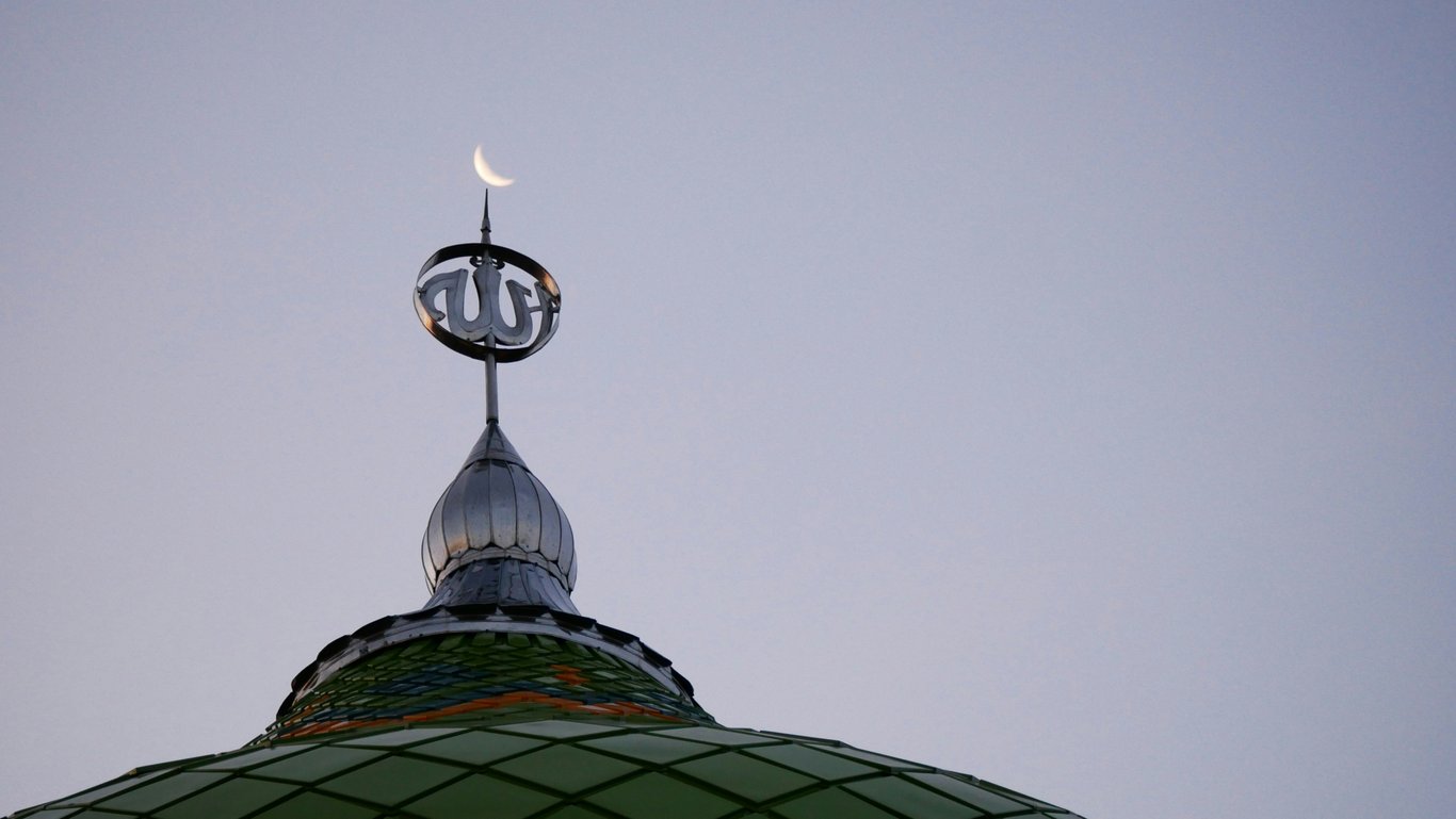 Croissant de lune au dessus de la mosquée de Quba