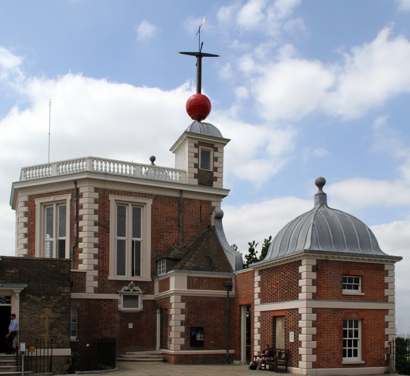 Le Royal Greenwich Observatory à Londres, en juin 2017.
Avant 1948, l'observatoire de Greenwich portait le nom de Royal Observatory. En 1948, il fut déplacé à Herstmonceux Castle dans le Sussex, et devint le Royal Greenwich Observatory.