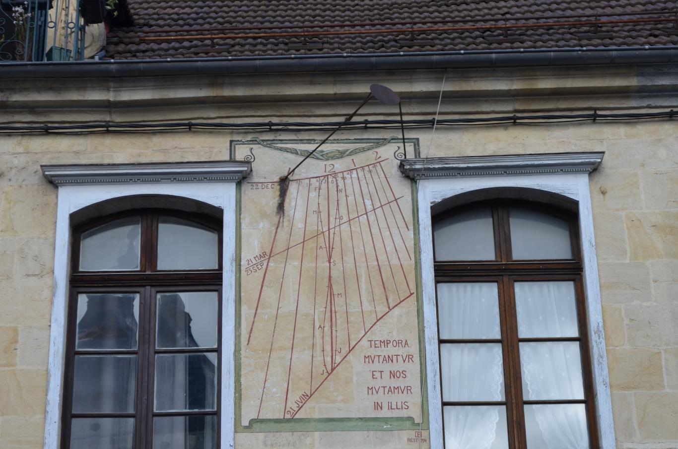 Un cadran solaire à Pontarlier. On peut voir en son centre l'analemme représentative de l'équation du temps qui permet de procéder aux corrections temps moyen/temps vrai