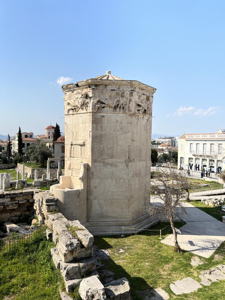 La Tour des Vents à Athènes, en 2022, on y voit la clairement partie réservoir