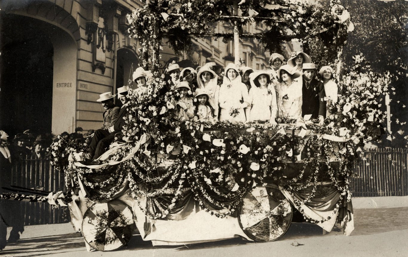 Bataille de fleurs pendant le carnaval (1914).