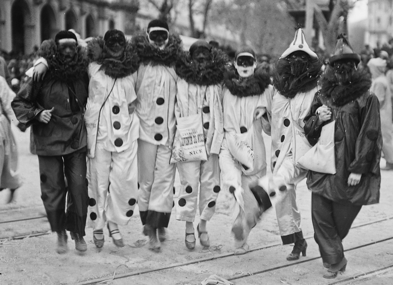 Groupe de Pierrots au Carnaval de Nice (1921).