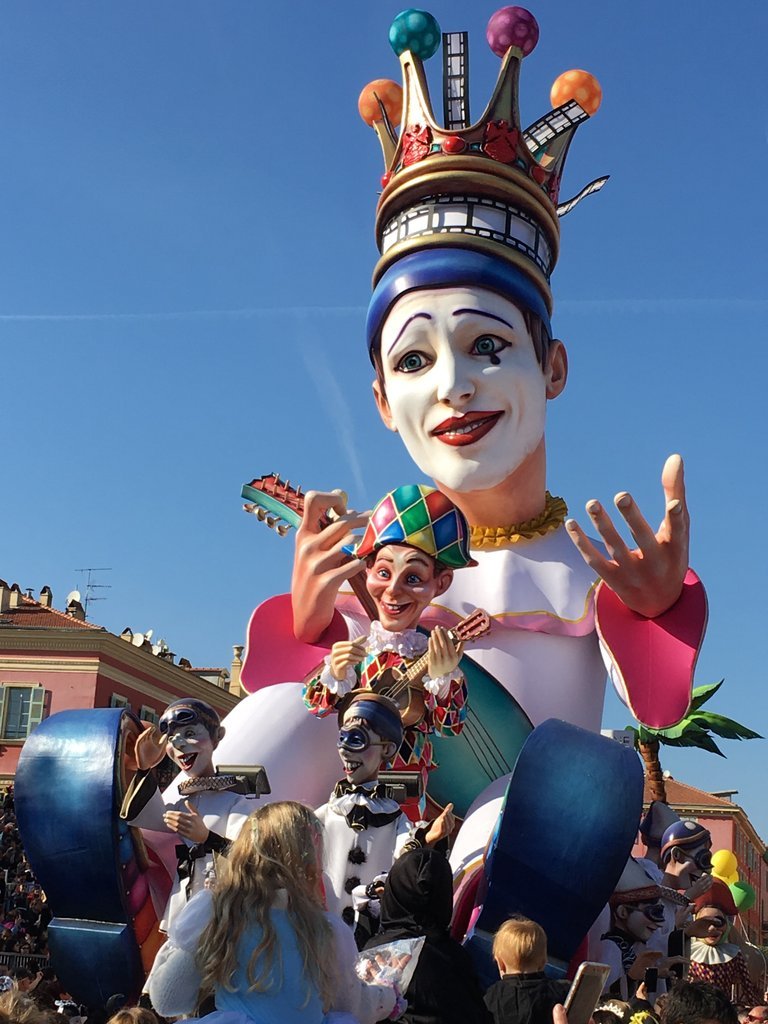 Le char du roi du carnaval de Nice, sur la place Masséna (2019).