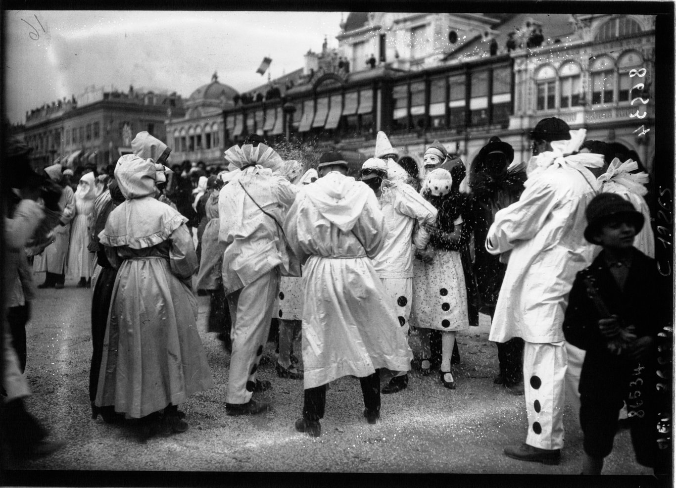 Bataille de confetti à Nice (1921).