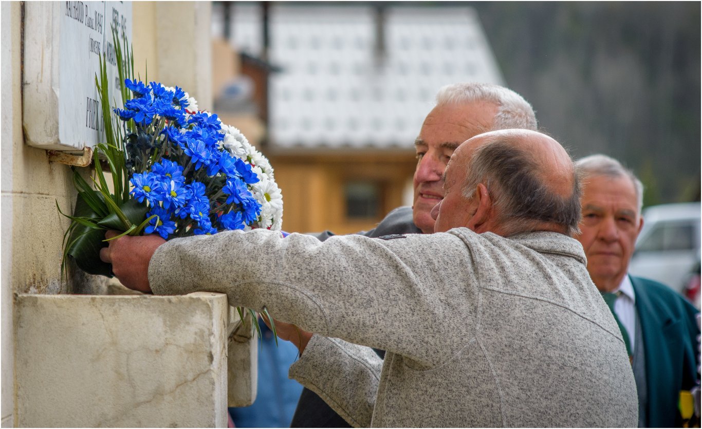 Dépôt d'une gerbe en souvenir des morts de la Seconde Guerre mondiale.