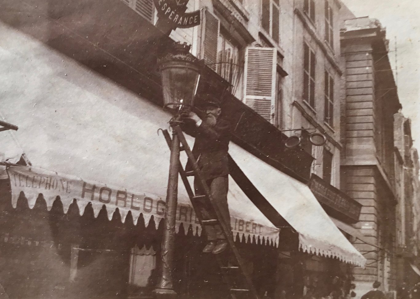 Allumeur de réverbère, rue des Drapiers (Le Havre, 1904).