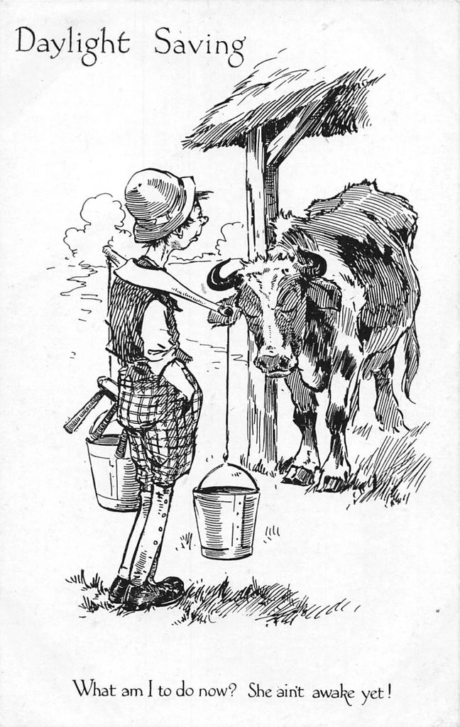 Carte satirique des années 1920 concernant le changement d'heure appliqué en Angleterre. (Légende : Qu'est-ce que je fais maintenant ? Elle n'est pas encore réveillée !)