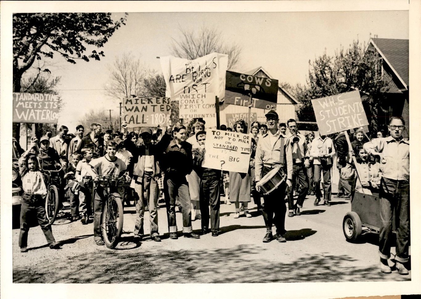 Manifestation des élèves (« Cow time protest ») à Waterloo (Illinois, États-Unis) en 1953.