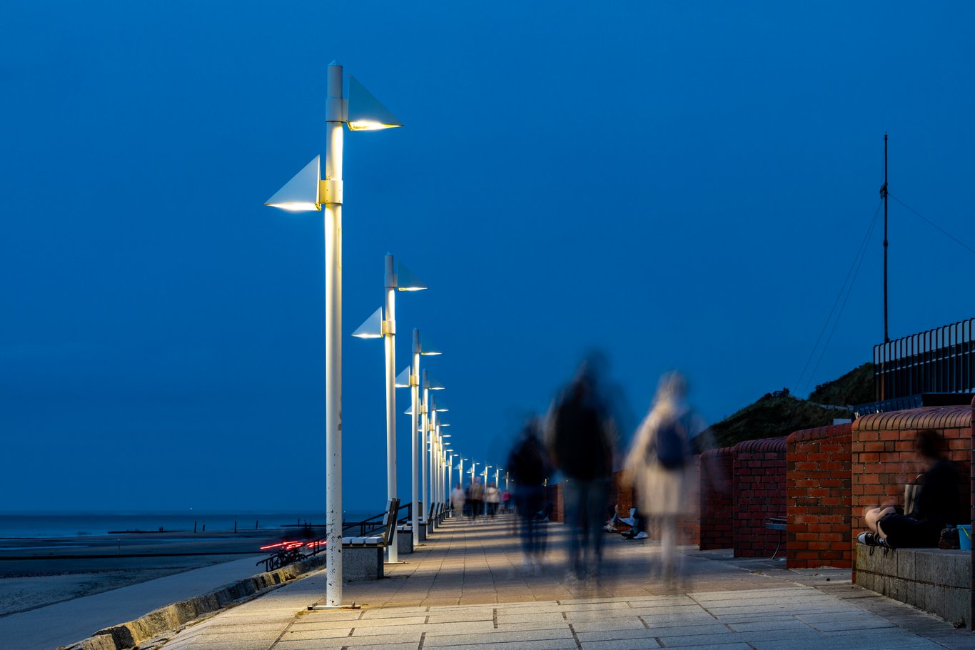 Éclairage public sur une promenade (Norderney, Allemagne).