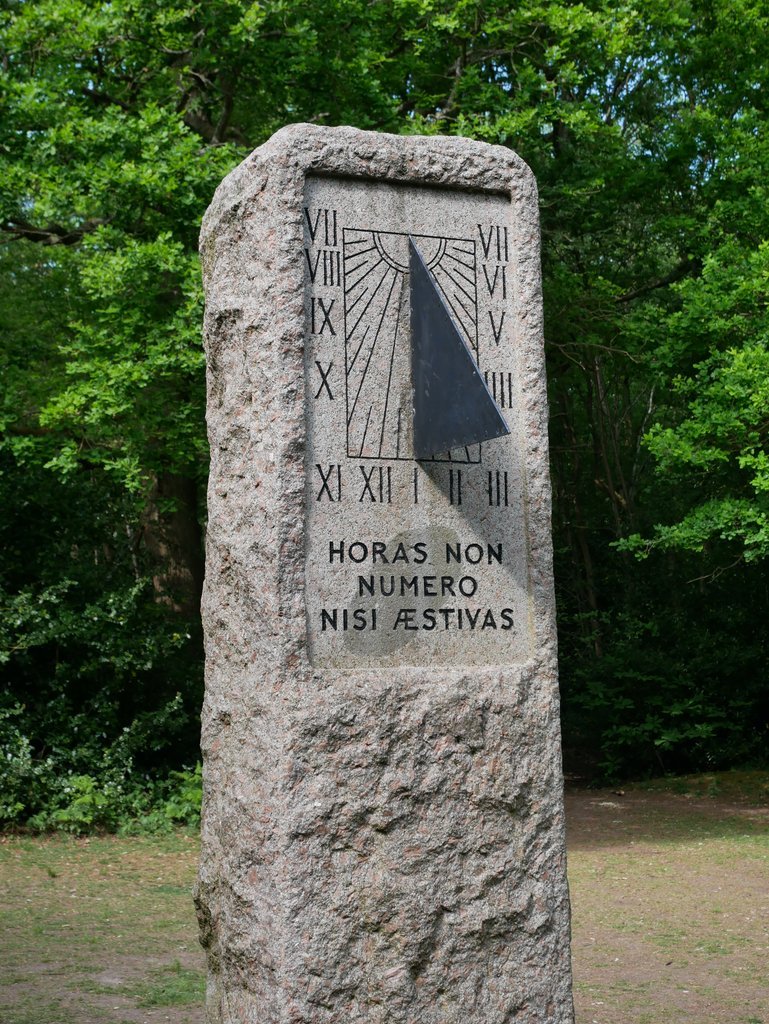 Mémorial érigé en la mémoire de William Willet (Petts Wood). Conformément à l'inscription latine « Horas non numero ni æstivas » [Je n'indique que les heures d'été], le cadran solaire est réglé sur l'heure d'été.