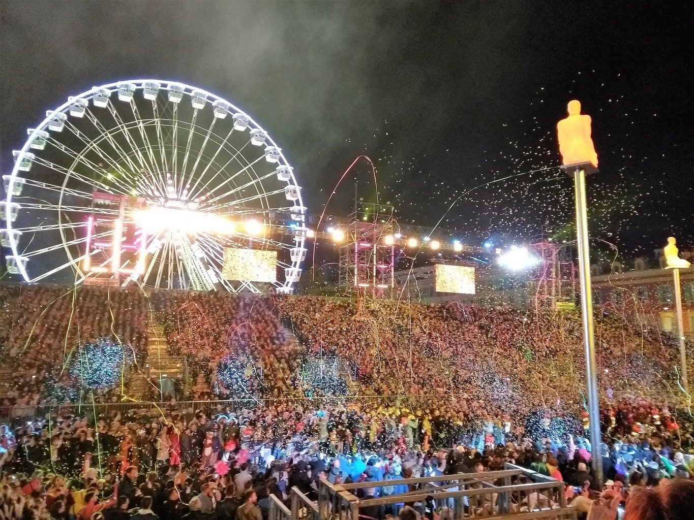 Vue des tribunes pendant un corso nocturne.