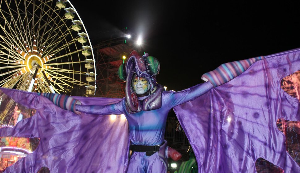 Participant du carnaval de Nice déguisé en ratapignata (chauve-souris), symbole populaire de Nice.