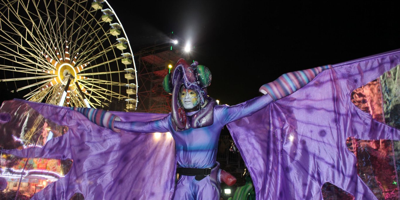 Participant du carnaval de Nice déguisé en ratapignata (chauve-souris), symbole populaire de Nice.